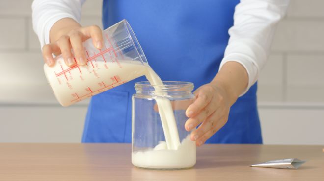 湯殺菌した容器に牛乳を入れます