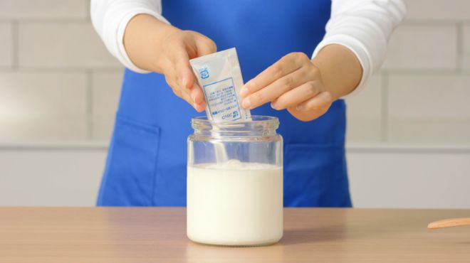 粉末種菌（1包）を加えます。