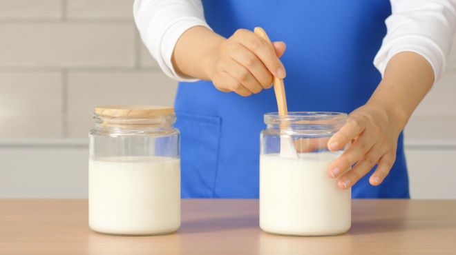 熱湯殺菌したスプーンでよく混ぜます。